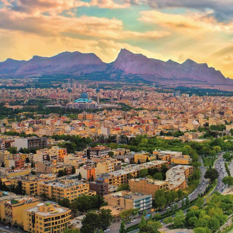 نمای شهر اصفهان و کوهها هنگام غروب
