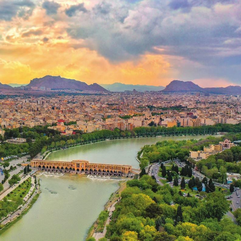 نمای هوایی اصفهان، زایندهرود و پل خواجو هنگام غروب