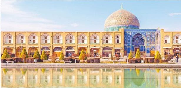 مسجد شیخلطفالله و میدان نقشجهان با انعکاس در آب
